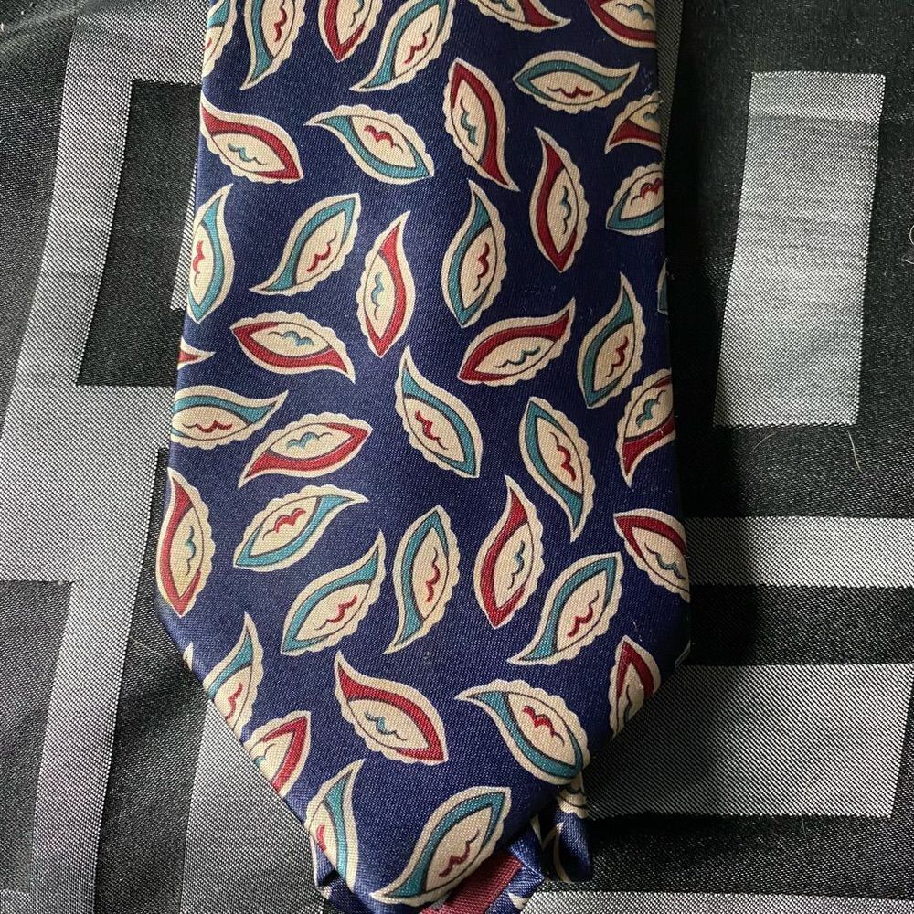 Essex Bow blue paisley, 100% Polyester Necktie!